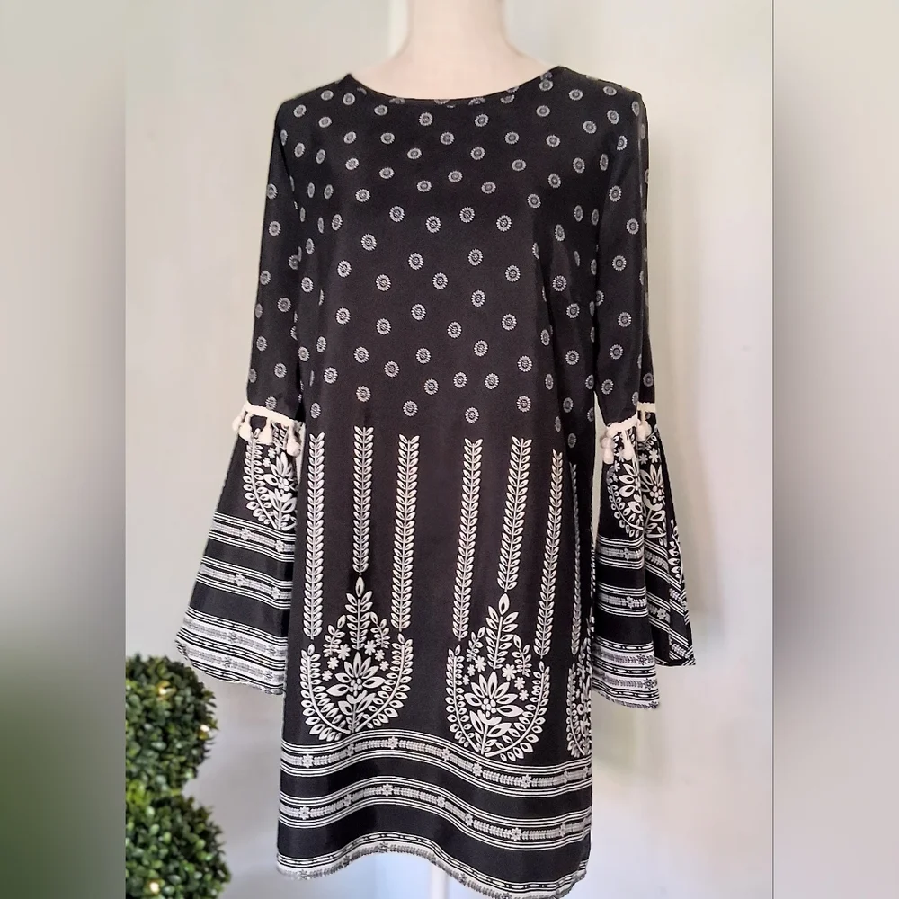 Black & White Blouse - Pom Pom Banded Sleeves - Open Sleeves - Large - Picture 7 of 8